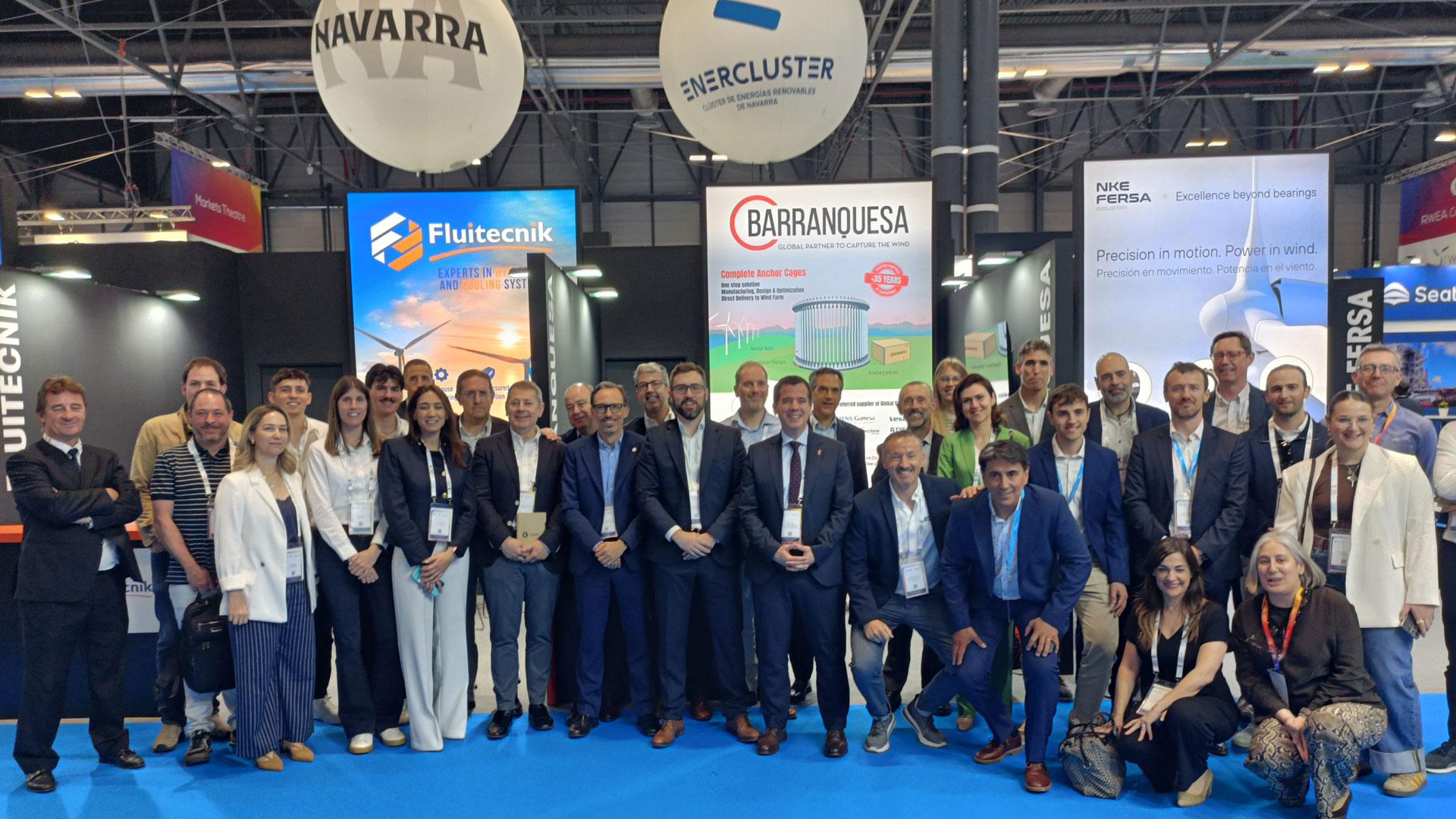 En el centro, Iker Chasco, gerente de Enercluster y el consejero Irujo junto a representantes del tejido industrial  renovable en Navarra en WindEurope