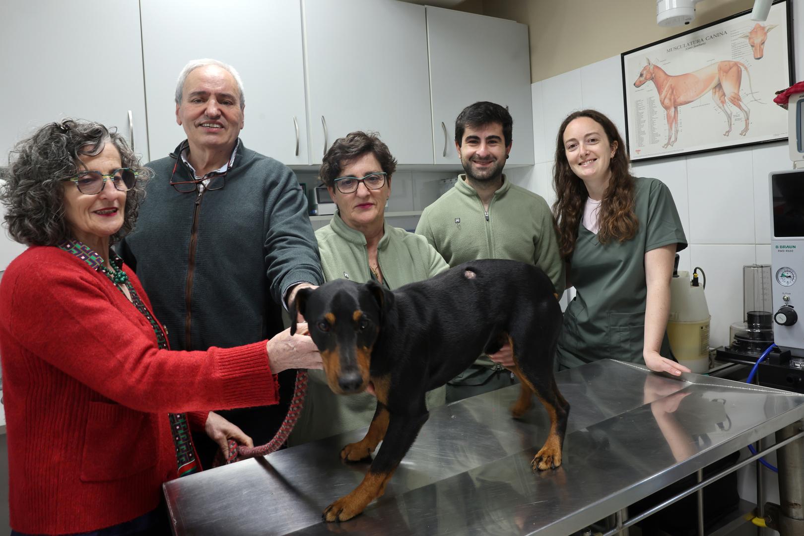 Detrás de un perro,  Rosa Gartxitorena Etxeberria, Juan Ramón Ostiz Apezteguía, Ana Gartxitorena Etxeberria, Jon Urubiria Sarasola y Naia Mitxelena Mitxelena.