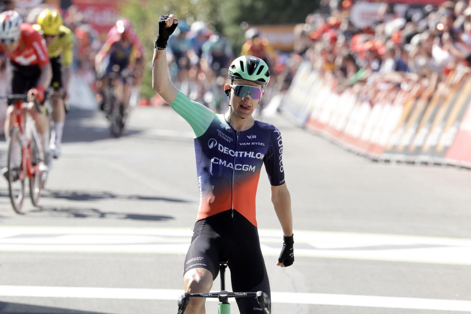 Paul Seixas celebra su triunfo en la Flecha Valona