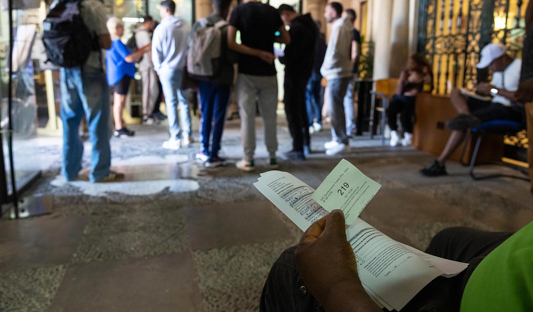 Varias personas esperan en las oficinas del SAC del Ayuntamiento de Tudela