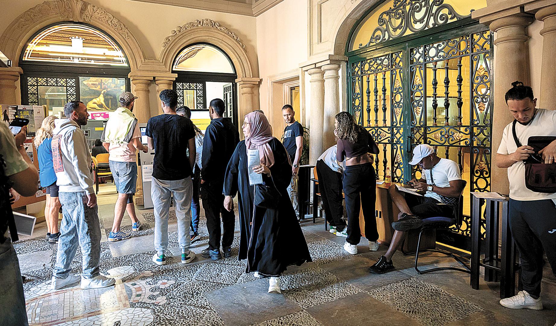 Inmigrantes esperan su turno para ser atendidos en la oficina del SAC del Ayuntamiento de Tudela