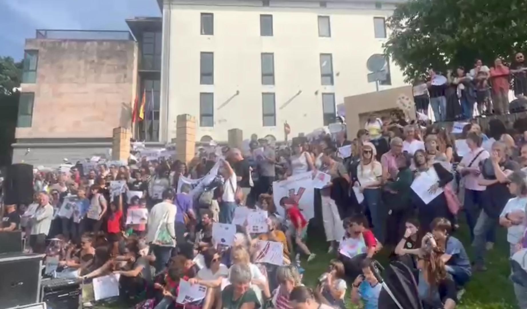Protesta convocada por la Federación de Ikastolas de Navarra frente al Departamento de Educación