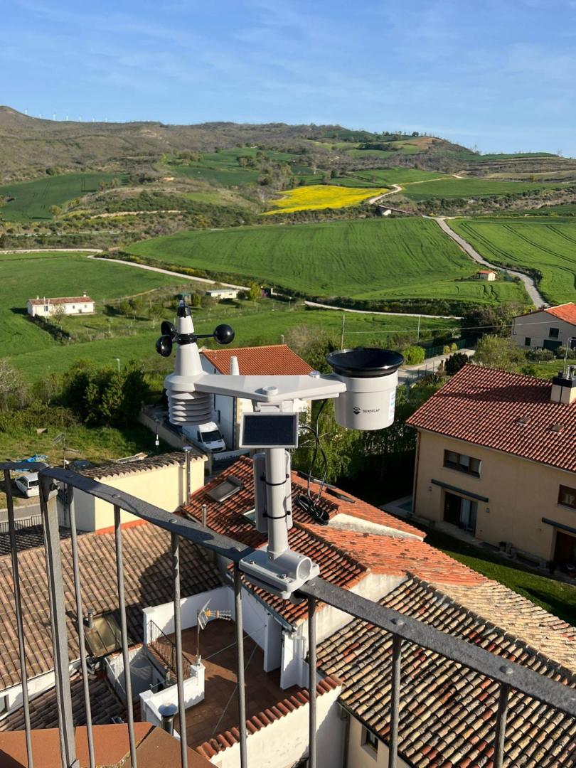 Imagen de la estación meteorológica instalada en la torre de la iglesia de Legarda, a ras de suelo están los sensores.
