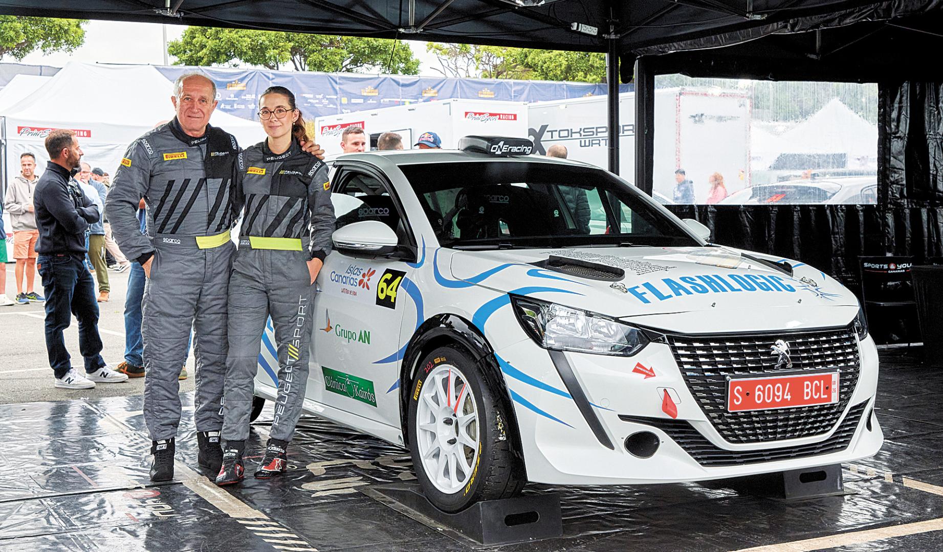 Javier Azcona y su hija Marina, este miércoles 22 de abril por la tarde durante la verificación de su Peugeot 208