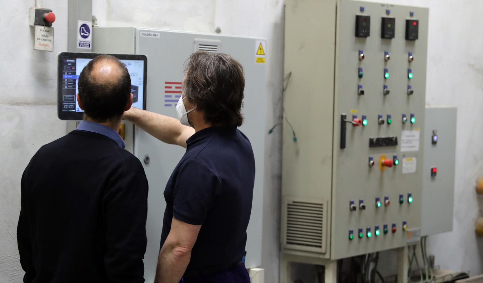 Dos operarios el día de la inauguración en 2022 de los nuevos hornos del servicio de cremación del cementerio de Pamplona