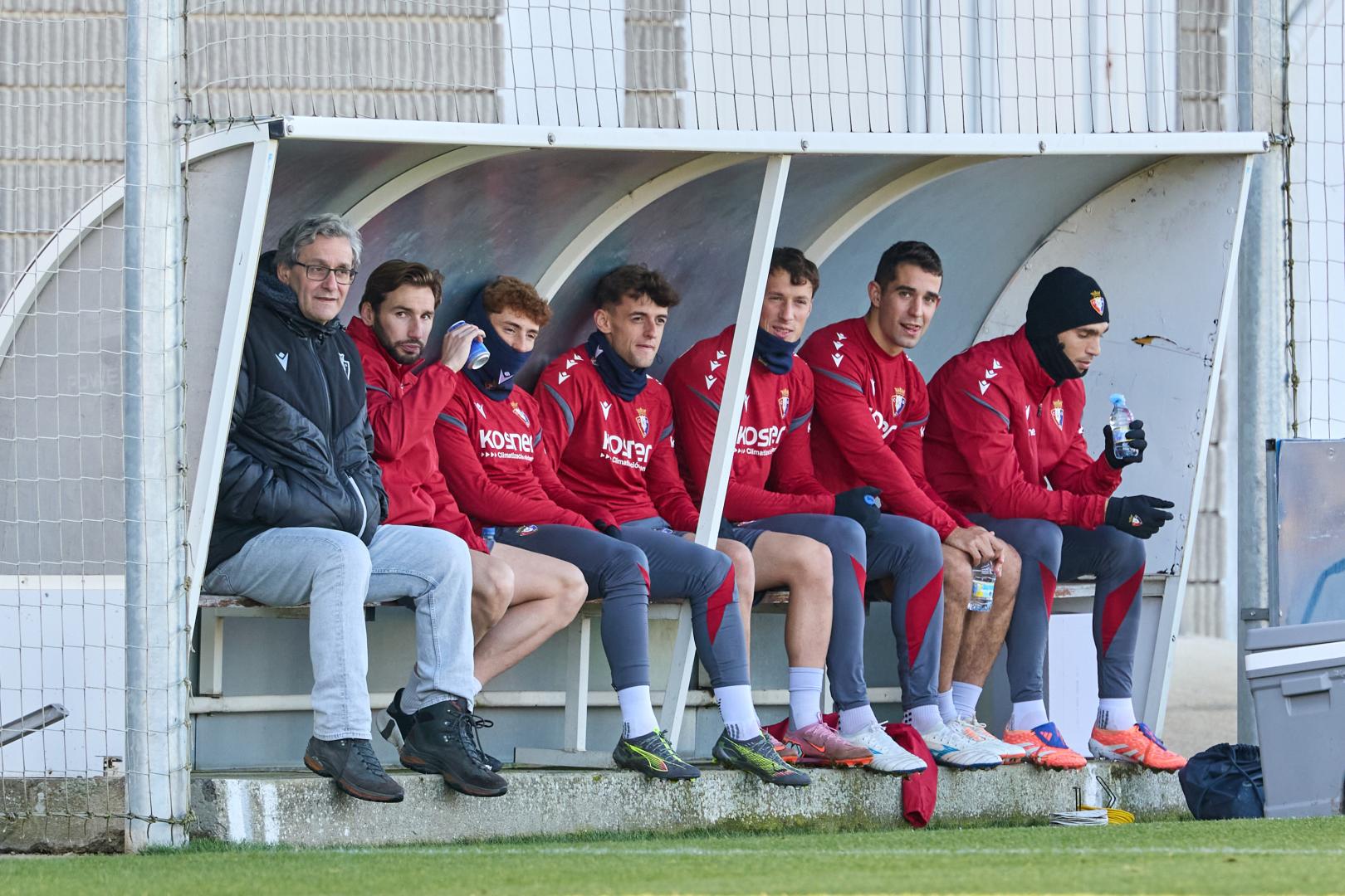 El delegado Iñaki Ibáñez, Moncayola, Víctor Muñoz, Herrando, Osambela y Torró, en el banquillo de Tajonar.j.p. urdíroz