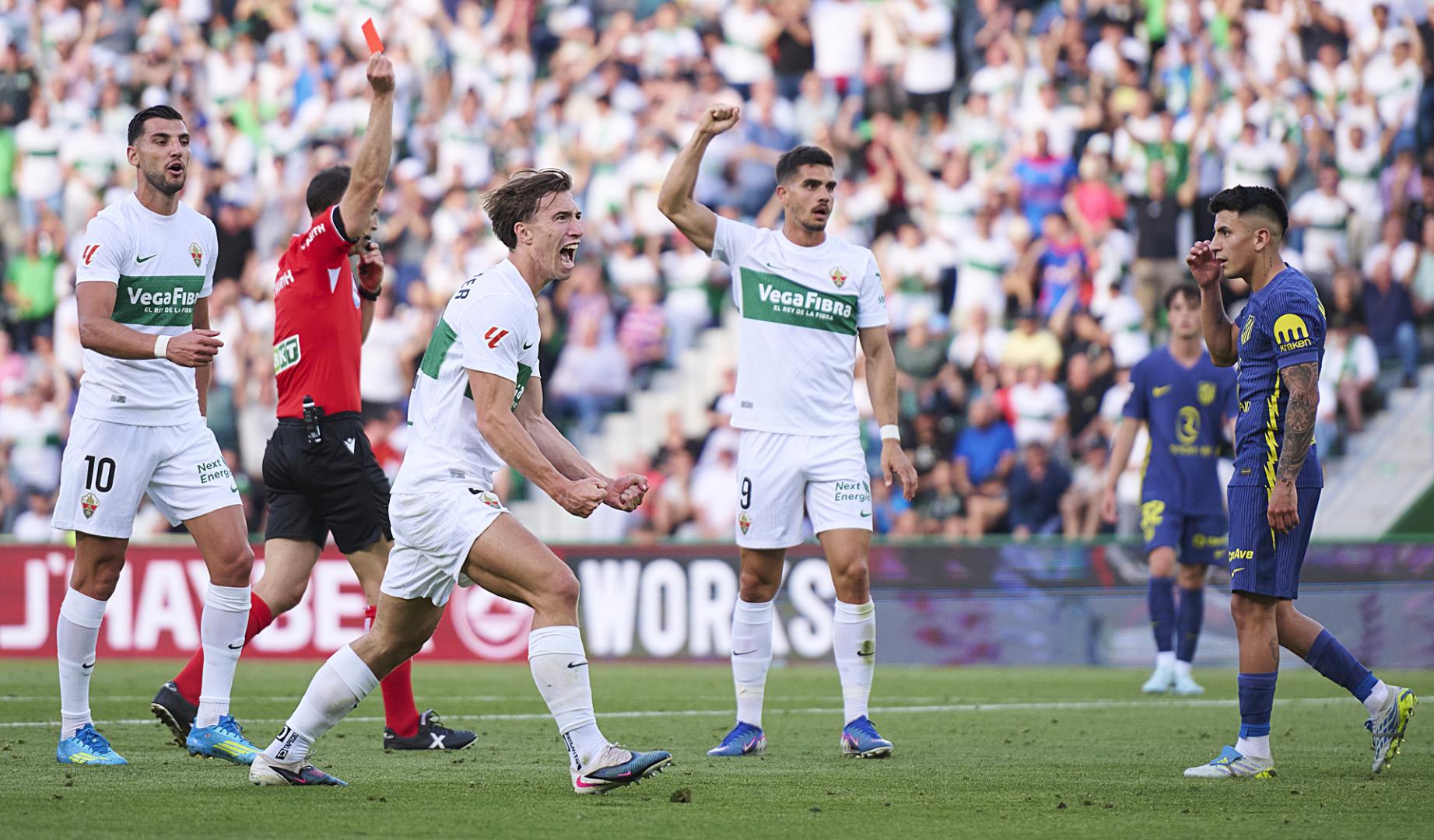 Momento en el que el colegiado expulsa a Almada y señala penalti favorable al Elche