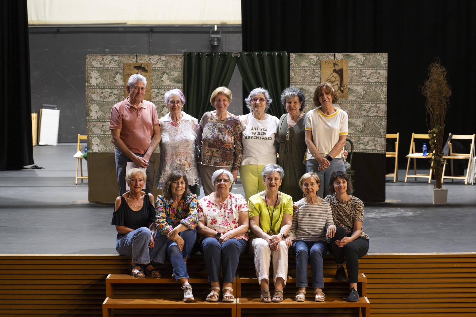 Hace tres años, un grupo de mujeres jubiladas de Villava se animaron a subirse al escenario. Este fin de semana estrenan su tercer montaje, ‘Cachitos’, escrito y dirigido por Maku Gutiérrez