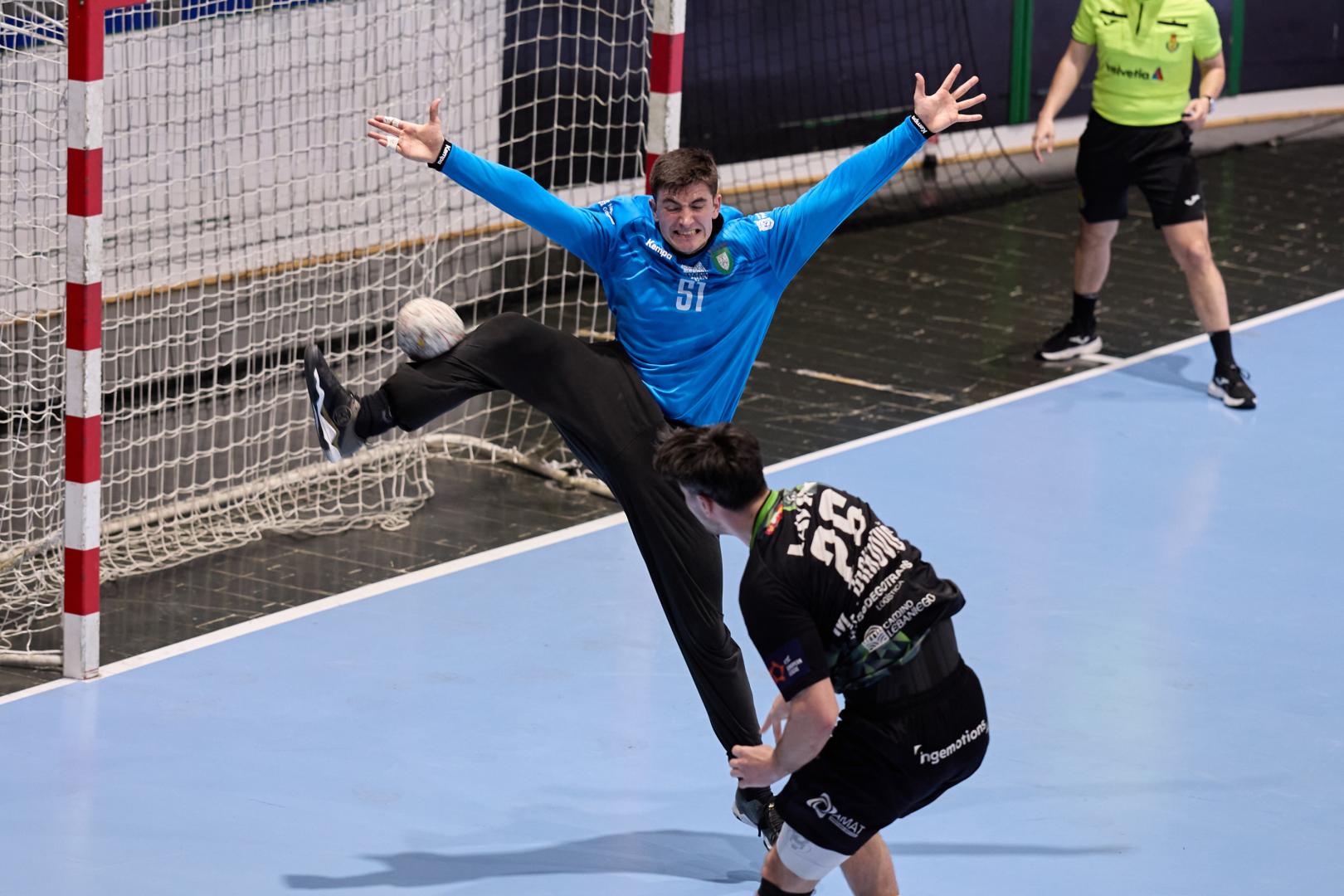 El joven Iñaki Vergara, meta del filial, ha vuelto a mostrar mucho acierto en la portería navarra hoy ante el Torrelavega