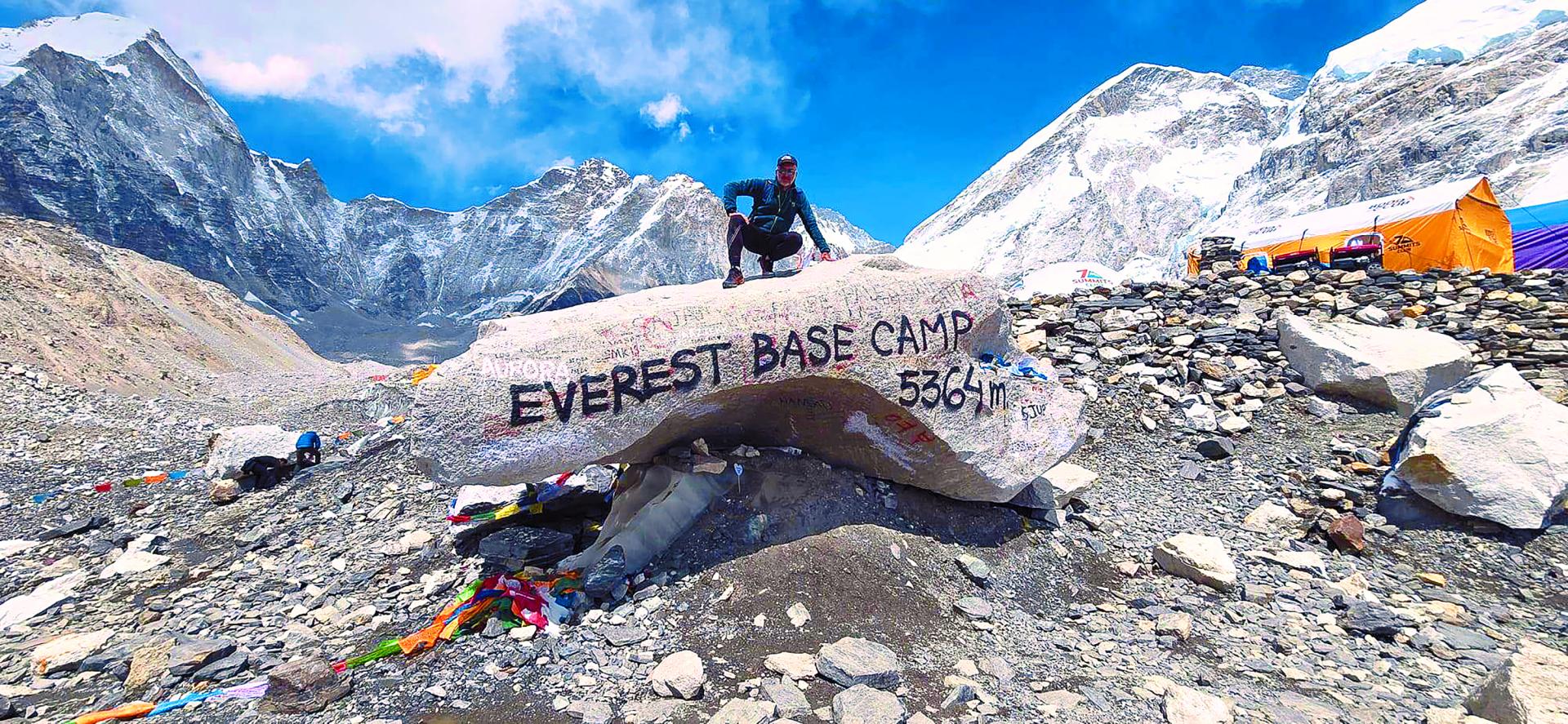 Óscar Arroyo Úbeda, montañero de Zizur, posando en el Campo Base del Everest, cima de 8.848 metros que intentará próximamente