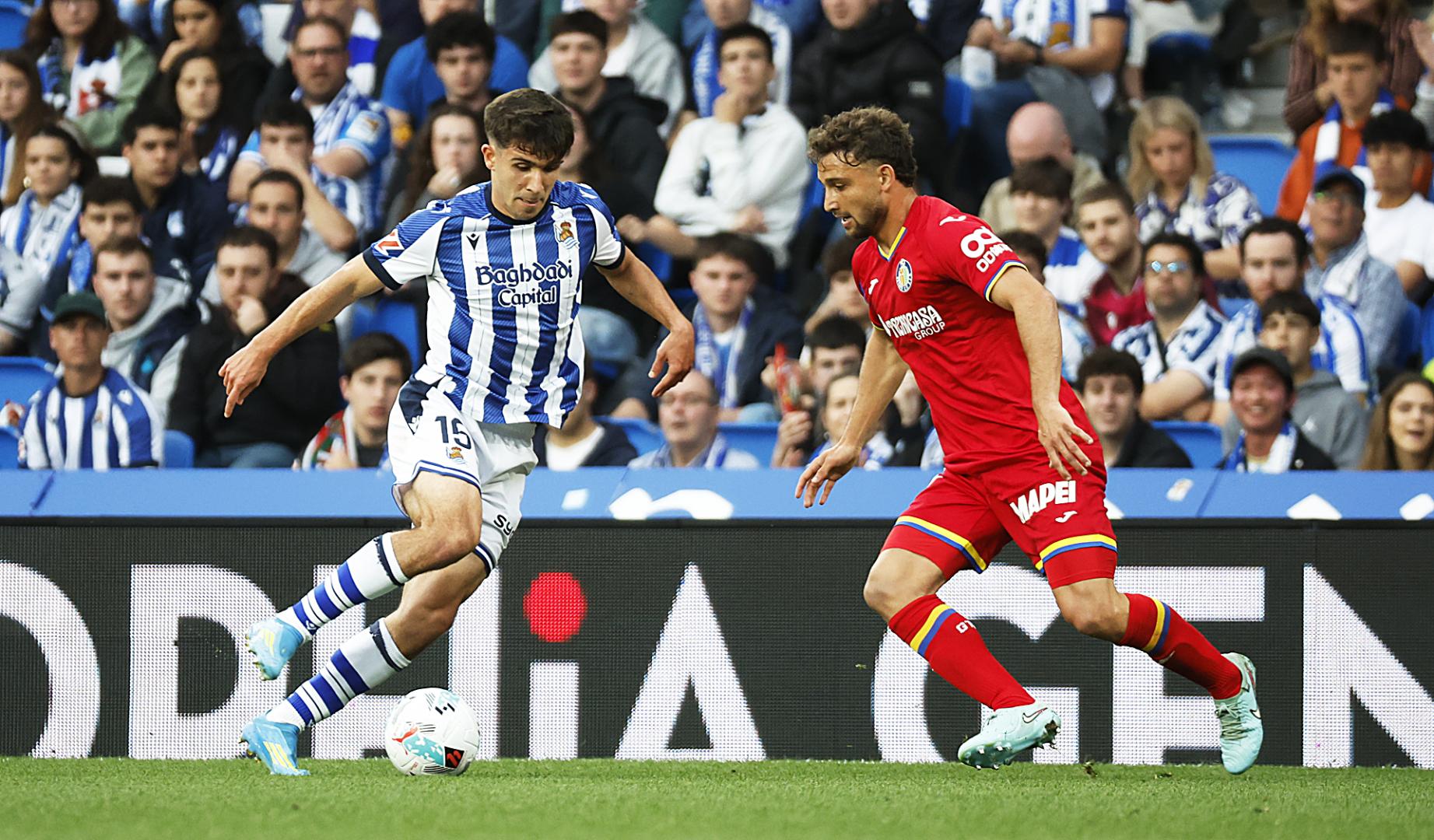 El defensa del Getafe Sebastián Boselli lucha con Pablo Marín, de la Real Sociedad, durante el partido