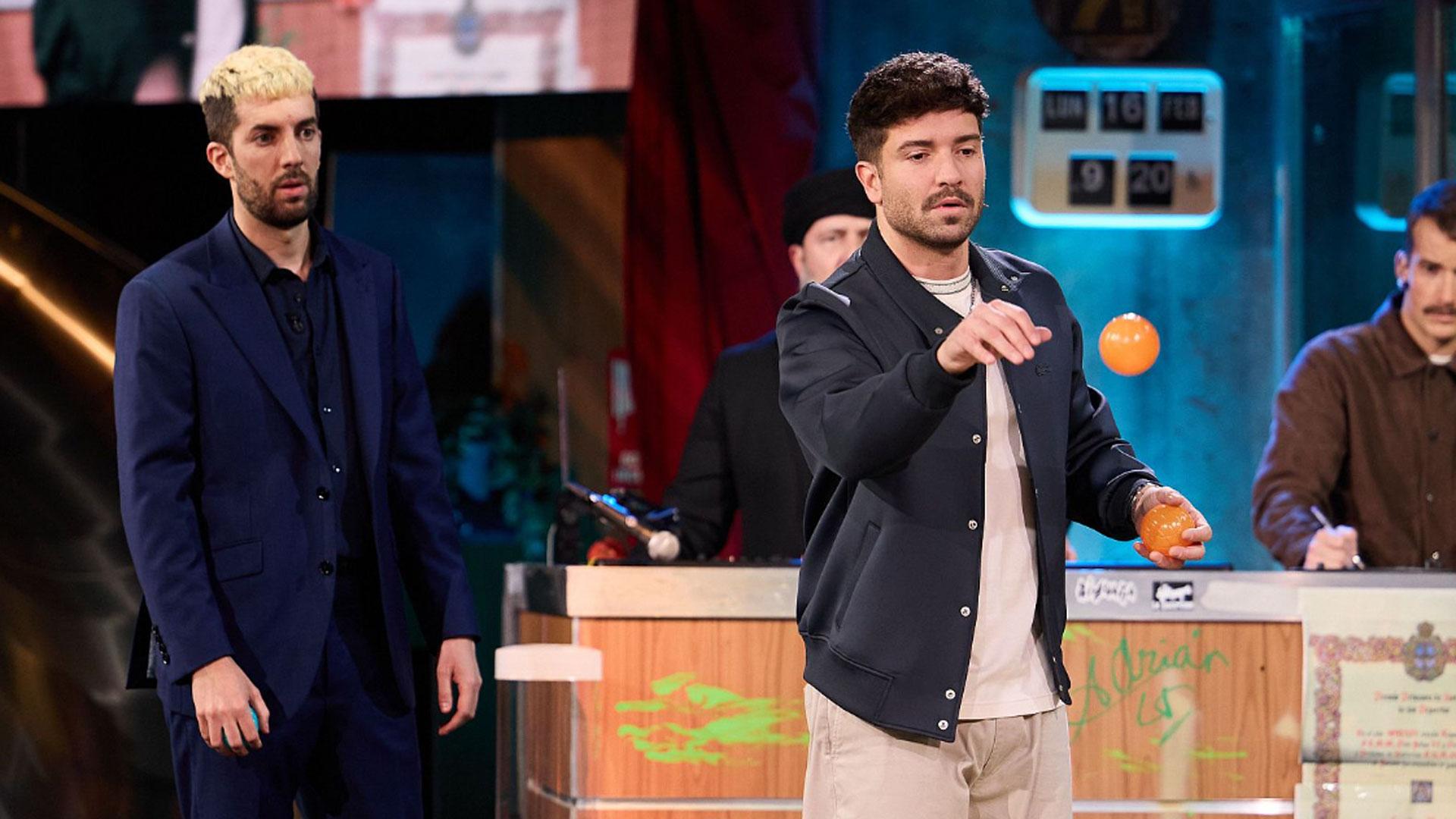 David Broncano y Pablo Alborán jugando a la petanca en 'La Revuelta'