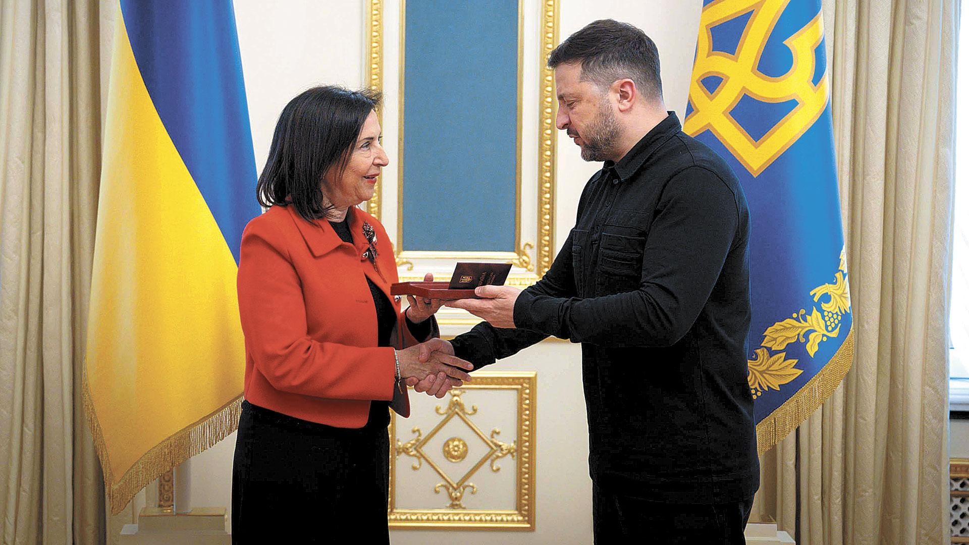 La ministra de Defensa, Margarita Robles, y el presidente ucraniano, Volodímir Zelenski, este miércoles en Kiev