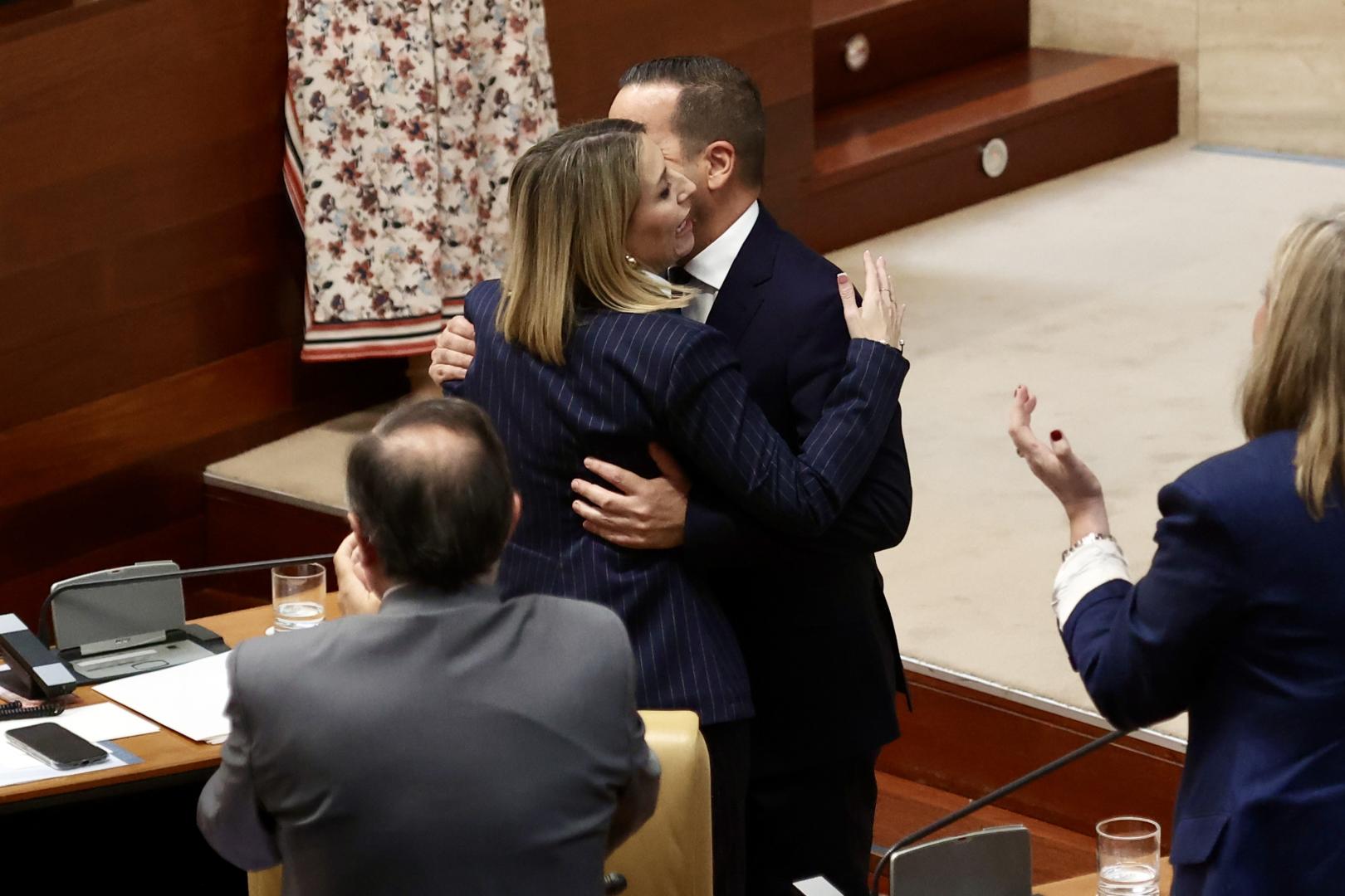 La candidata a la presidencia de la Junta de Extremadura, María Guardiola, y el presidente del Grupo Parlamentario Vox, Óscar Fernández.