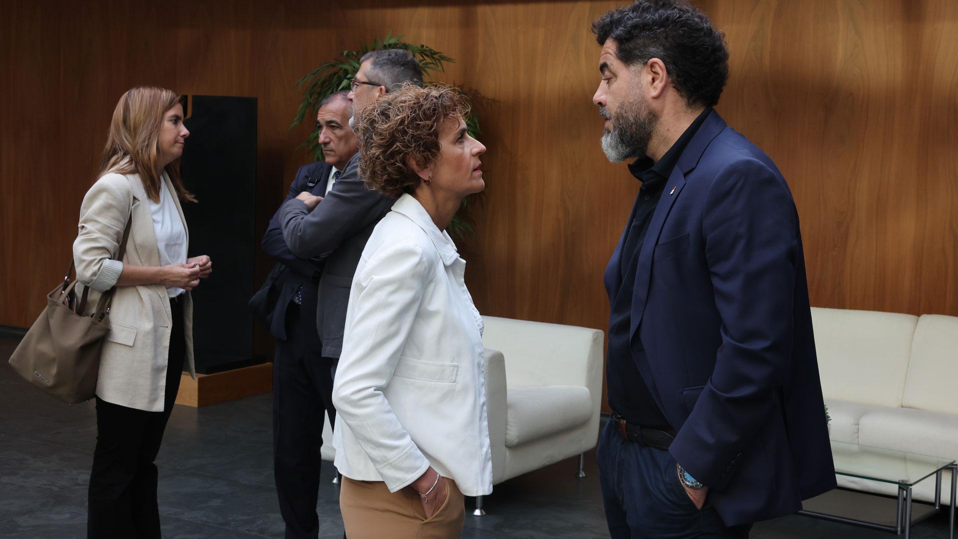 La presidenta María Chivite habla con Ramón Alzórriz antes del pleno del Parlamento de Navarra de este jueves