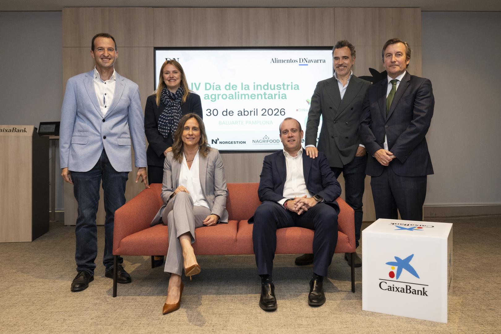 Desde la izquierda, de pie: David Navarro (vocal del sindicato UAGN), Sandra Aguirre (directora del Clúster Agroalimentario de Navarra Nagrifood), Héctor Barbarin (director del Centro Nacional de Tecnología y Seguridad Alimentaria ,CNTA) y Óscar Sánchez (socio responsable del departamento Corporate Finance de Nordgestión). Sentados: Alicia Nicolás (directora comercial La Información ) y Pablo Andueño (director Comercial de Banca Retail de la Dirección Territorial Ebro en CaixaBank)