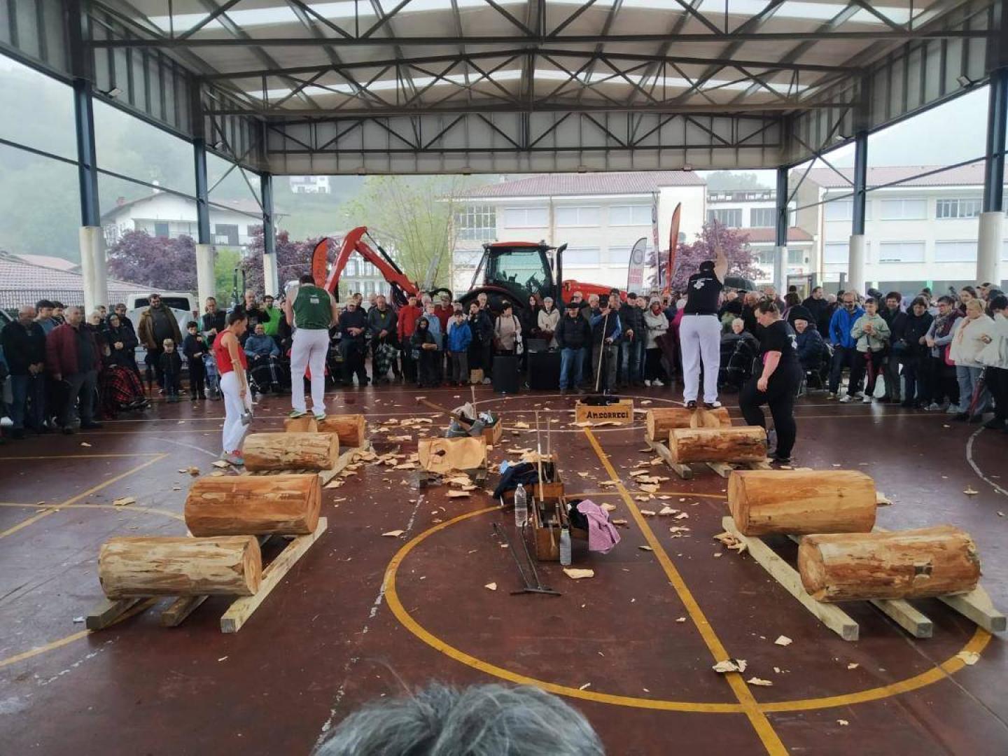 Exhibición de aizkolaris en la feria del año pasado.