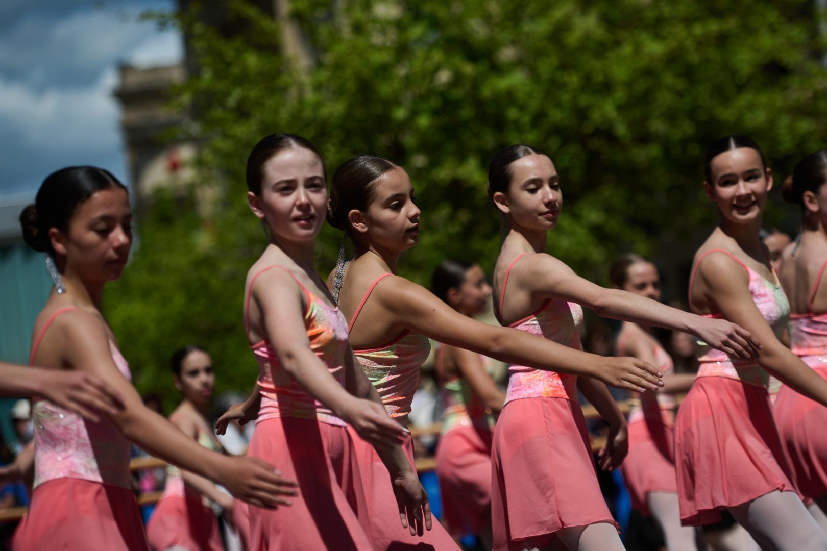 Un grupo de alumnas, durante la exhibición de barra clásica