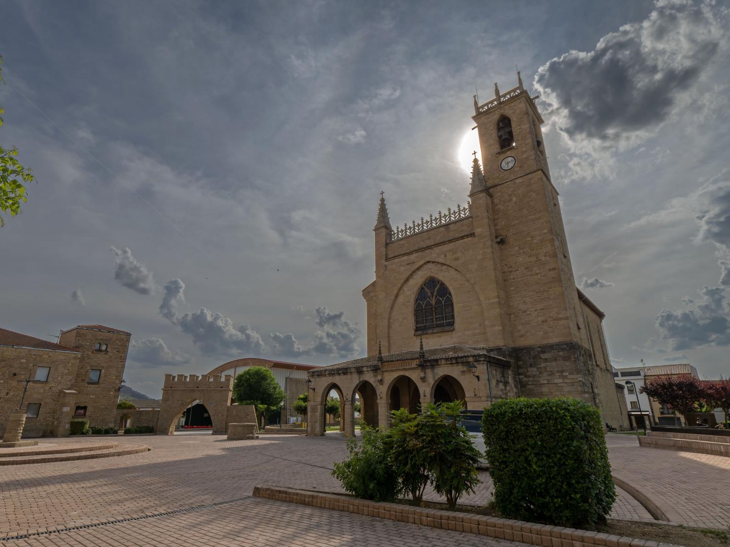 Plaza de Obanos, con la iglesia de San Juan Bautista y la Puerta de Obanos