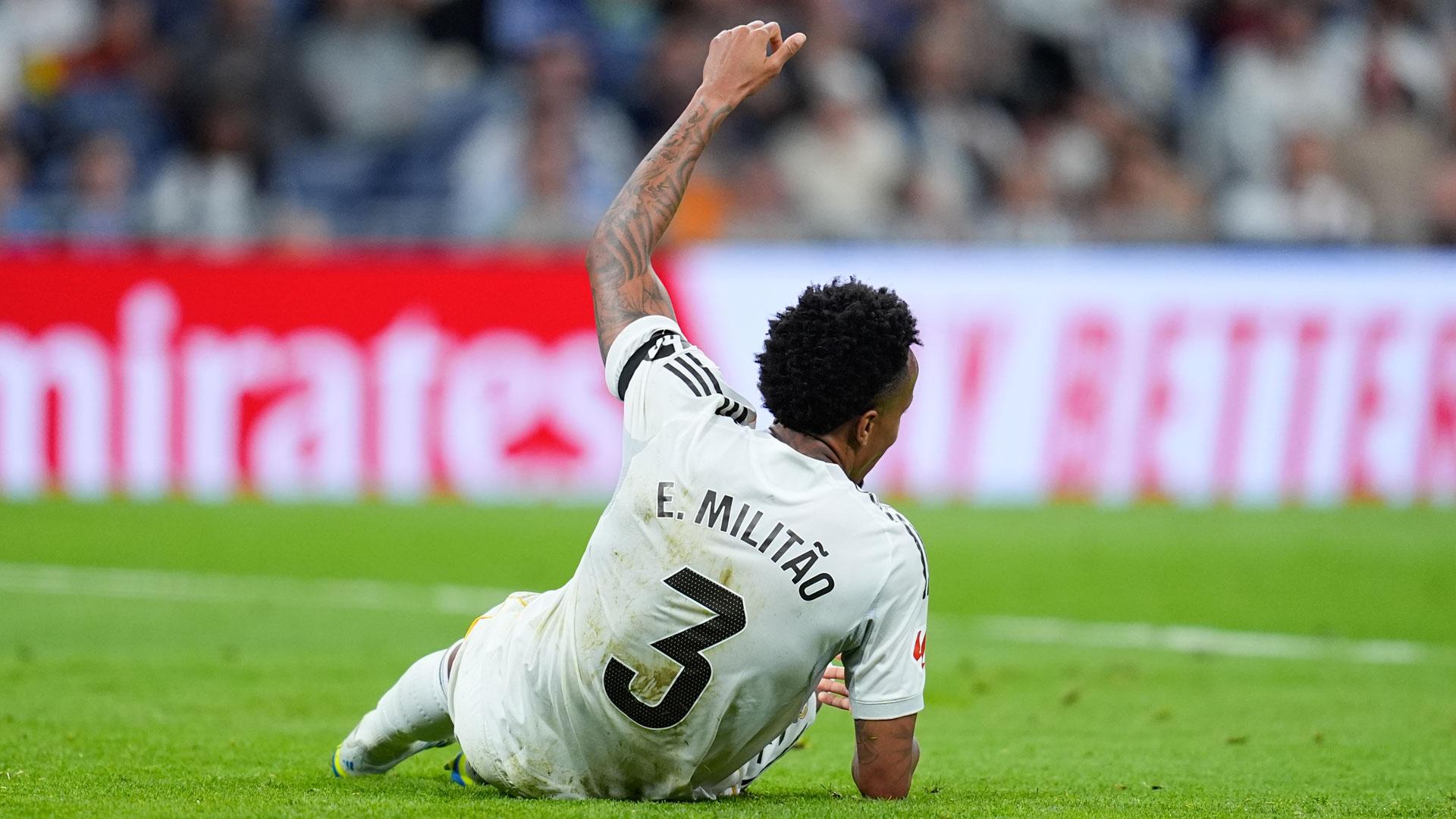 Militao, sentado en el césped levanta la mano para avisar de que se ha lesionado durante el partido del Real Madrid frente al Alavés