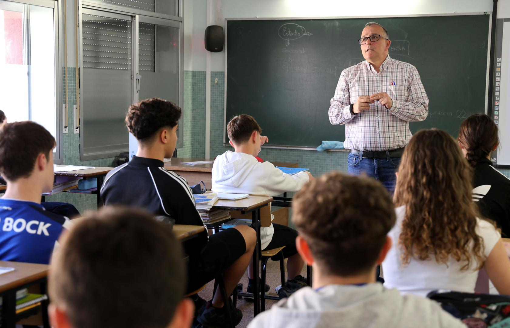Jon Mendizabal Olaizola, en clase con sus alumnos de 4º de ESO (16 años) del colegio Escolapios de Tafalla.