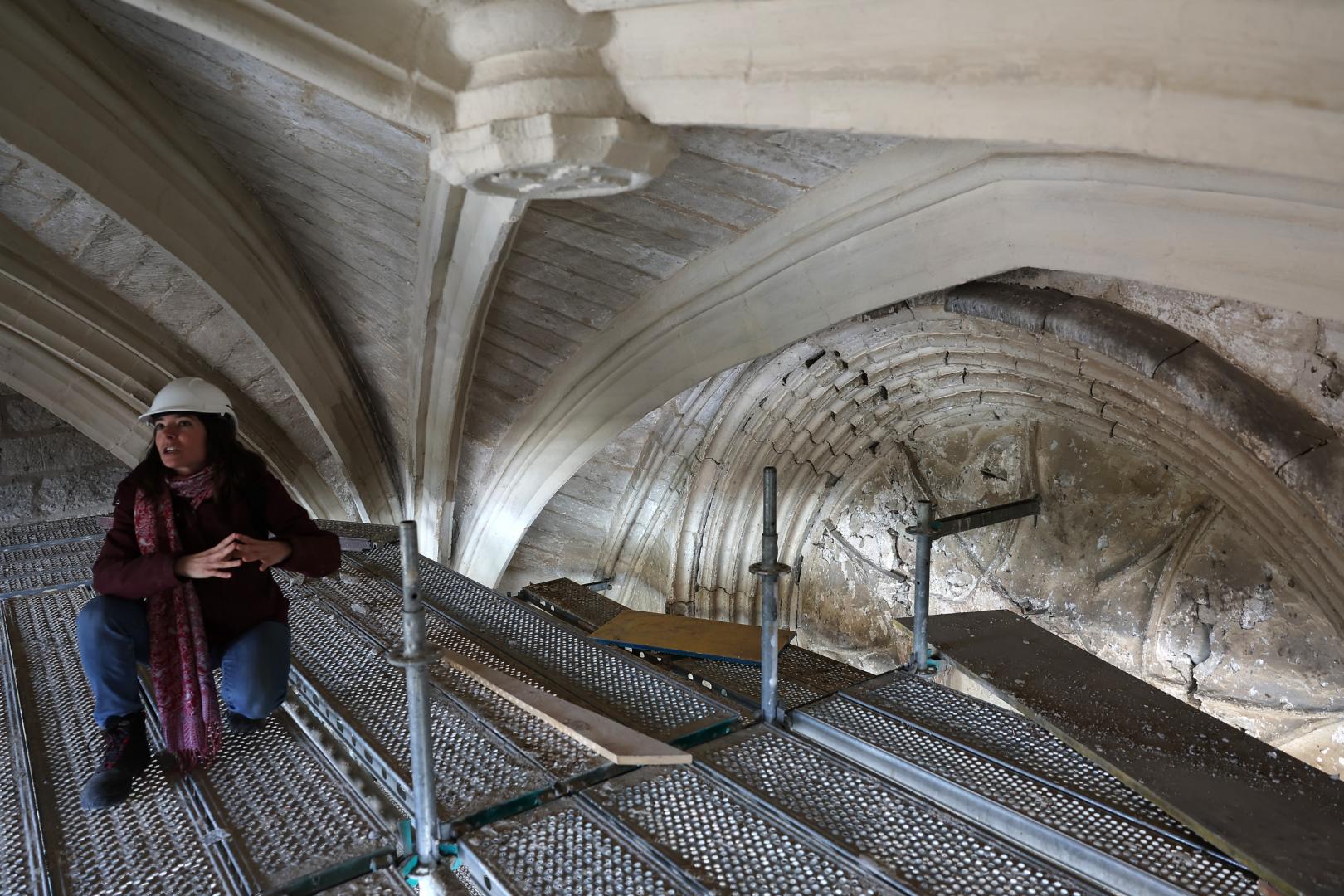 La arquitecta de Príncipe de Viana Amaia Prat Aizpuru, bajo la bóveda del atrio sobre la que se ha intervenido. Tras ella, el tímpano de la portada, muy deformado