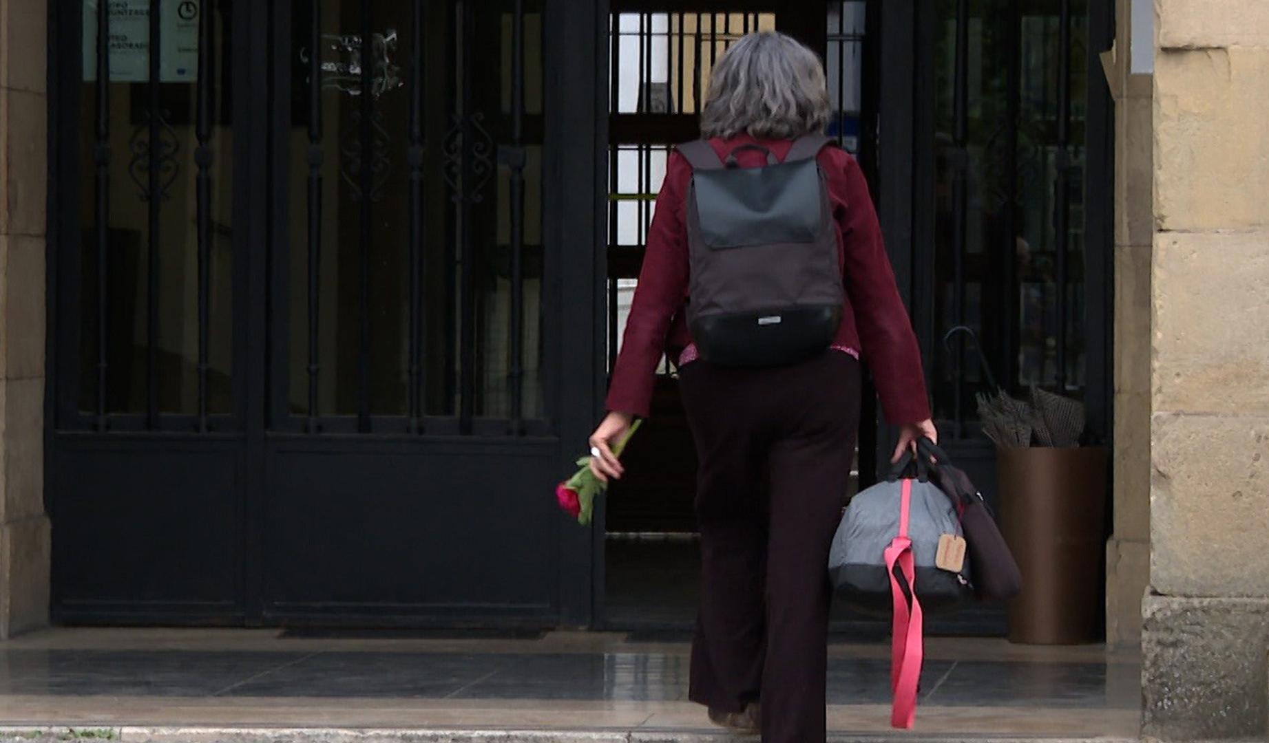 La exdirigente de ETA Soledad Iparraguirre, alias 'Anboto', entrando a la prisión de Martutene, en San Sebastián