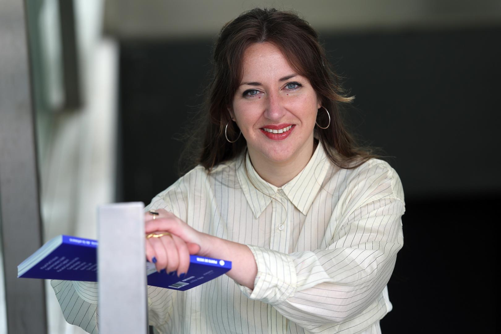 Inés Calero, este jueves en Baluarte, con la publicación que ha editado para esta edición, 'Permanencia de lo efímero'