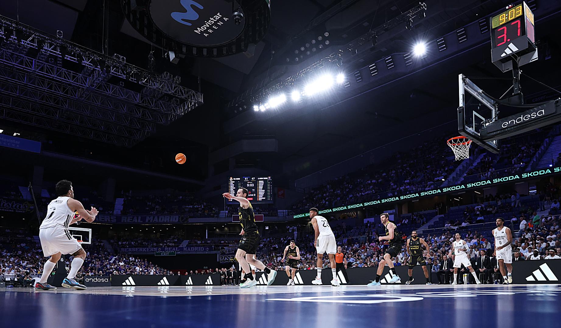 Un encuentro anterior de la Liga ACB Endesa entre Real Madrid y La Laguna Tenerife en el Movistar Arena