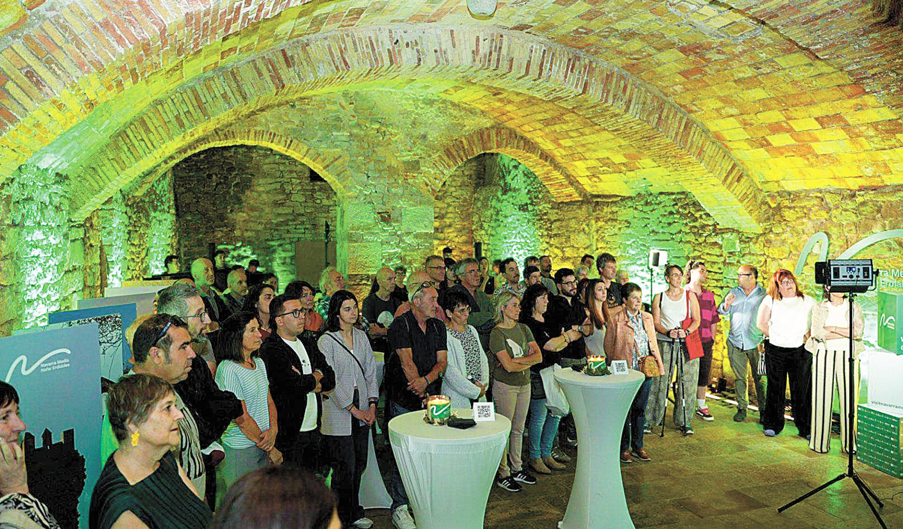 Los asistentes al encuentro celebrado en Garínoain atienden a las explicaciones