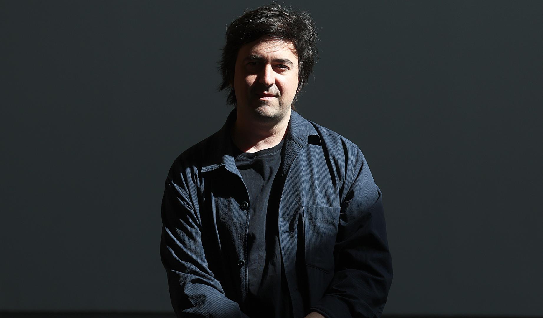 El investigador y escritor Xavier Nueno, retratado en el vestíbulo de Baluarte