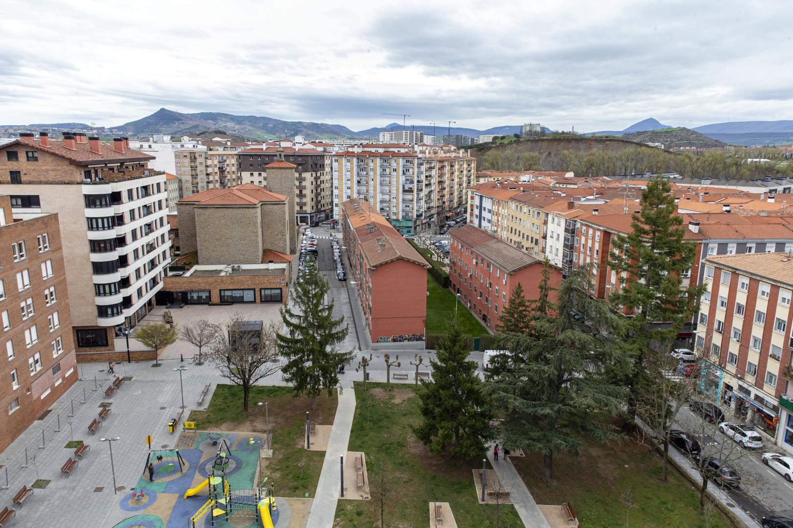 A: Jesús Caso F: 14.03.2022 P: L: Burlada T: Árboles: vía pública y parques. Plaza Francisco Zubiate "Parrita"