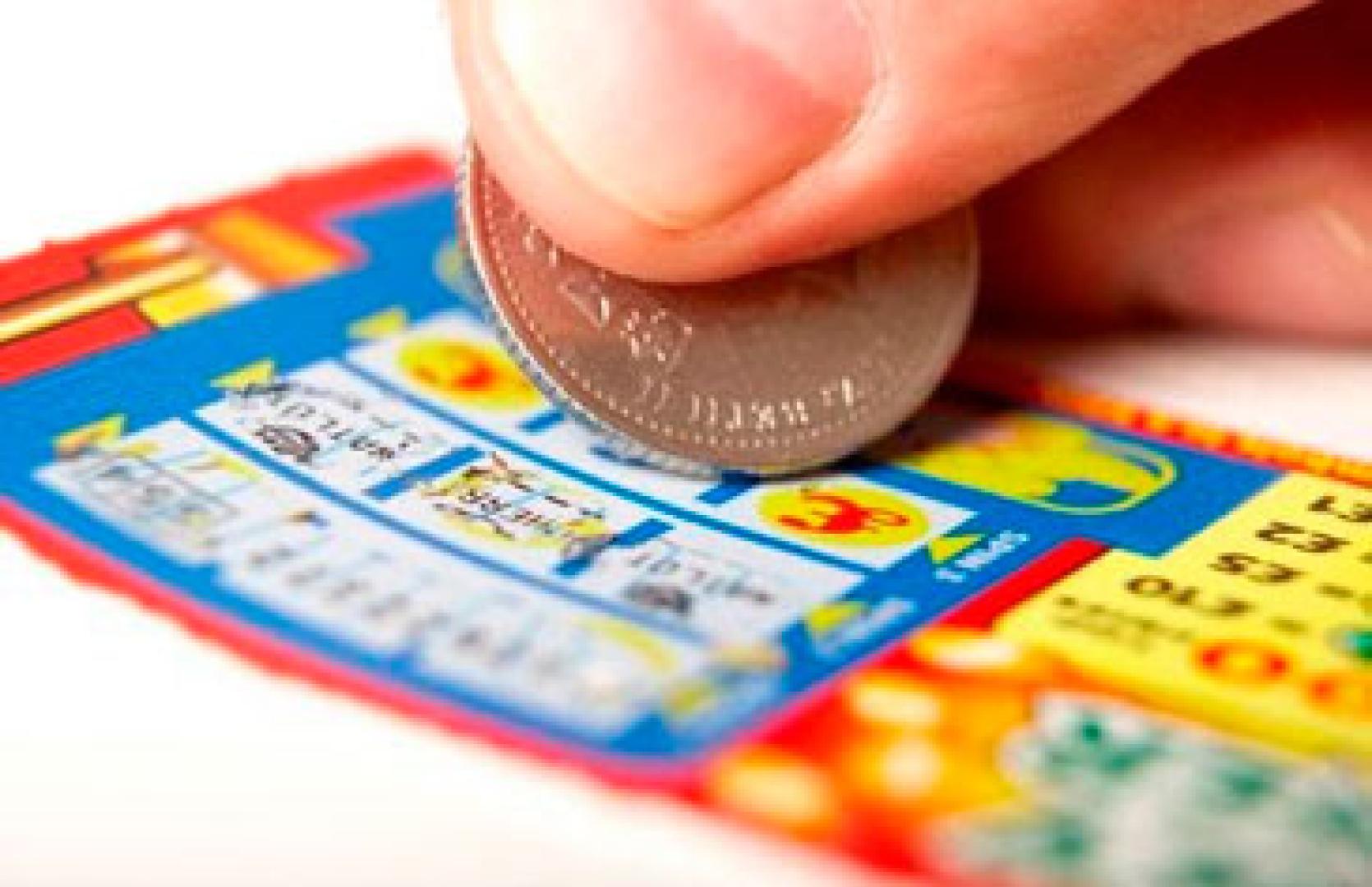 Una persona rasca un cupón