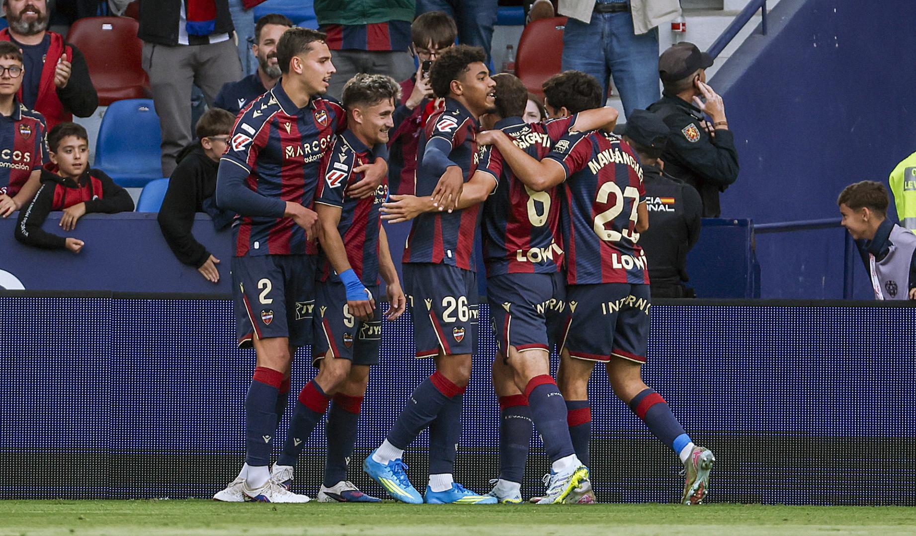 El delantero del Levante Iván Romero (20 izda.) celebra tras anotar el primer gol del equipo durante el partido
