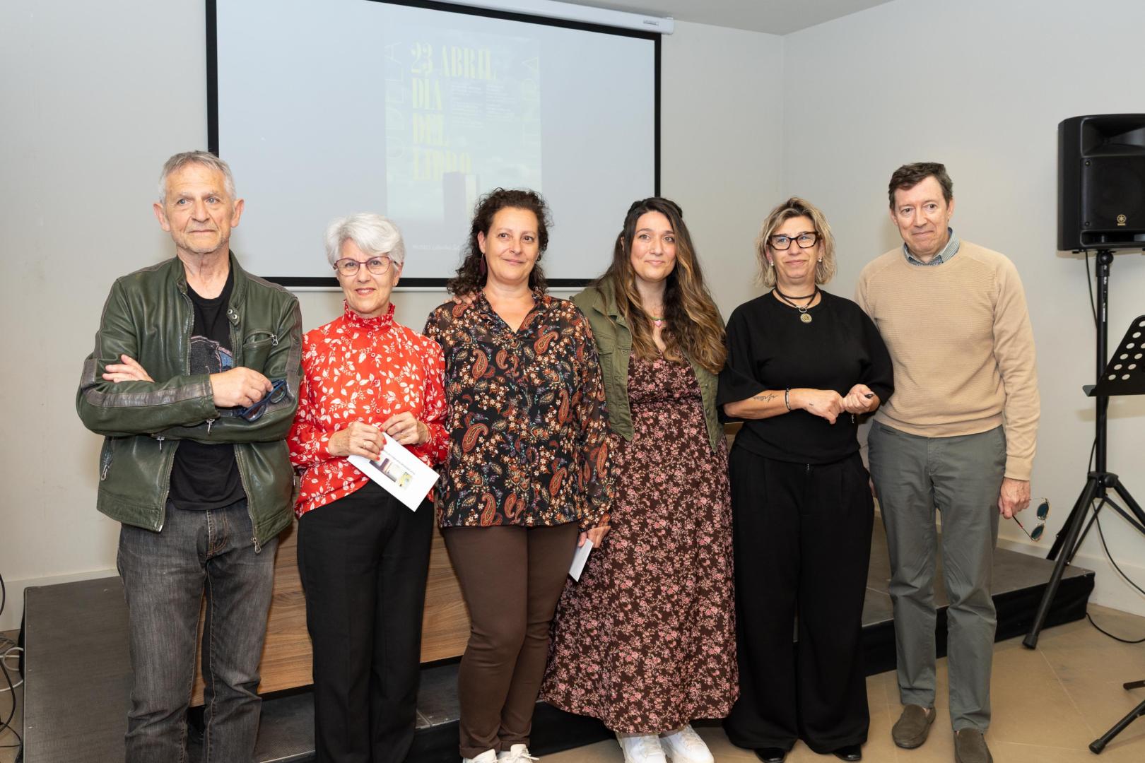 De izquierda a derecha: Elías Marchite Lorente (jurado), Julia Blanco Moreno (en representación de su yerno Domingo Alberto Martínez Martín), Patricia Fernández Sierra y Elena García Barca (premiadas), Iciar Les Urra (concejala de Cultura), y Rafael Rodríguez Natera (jurado)