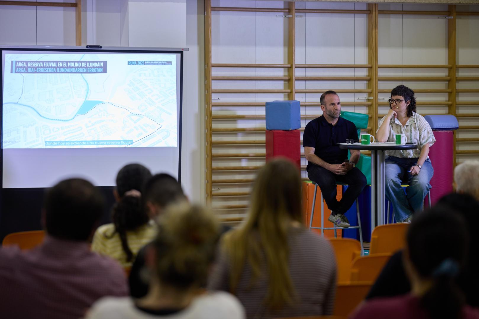 Los concejales Borja Izaguirre y Aitziber Campión, en el foro de barrio de Buztintxuri
