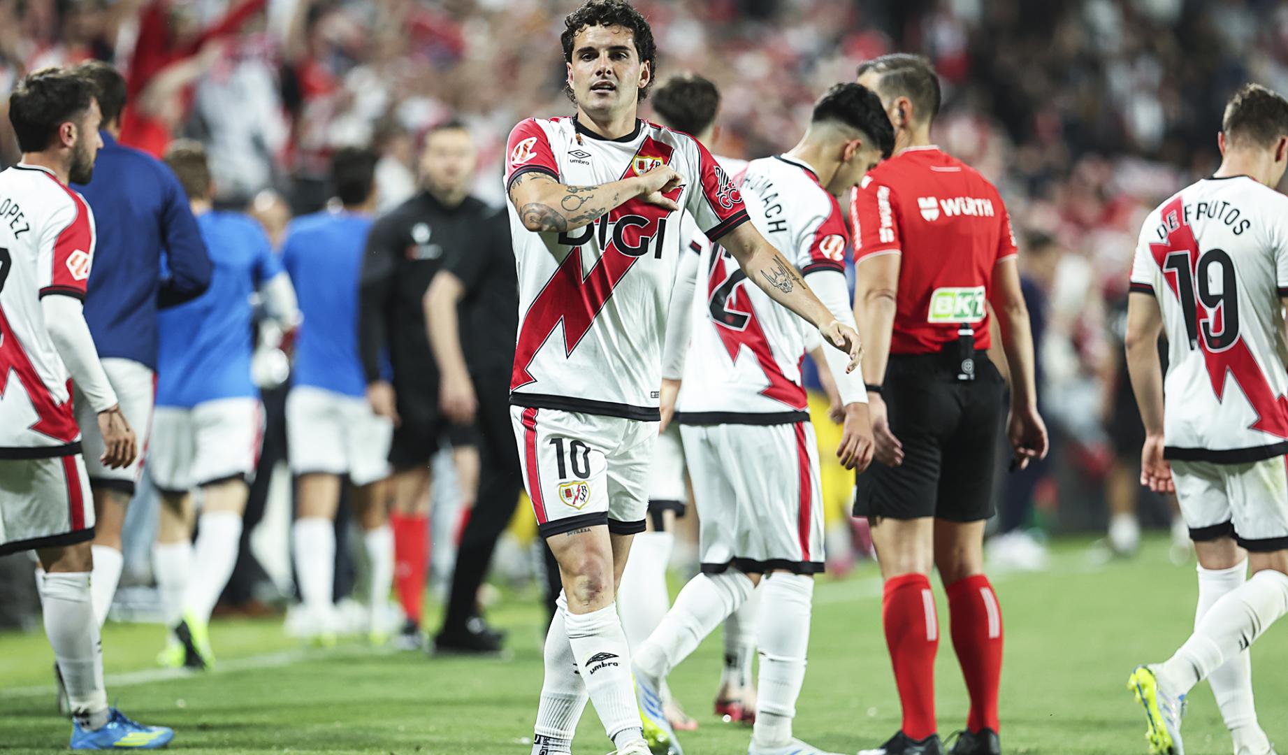 Sergio Camello celebra el tanto que dejó la victoria en Vallecas