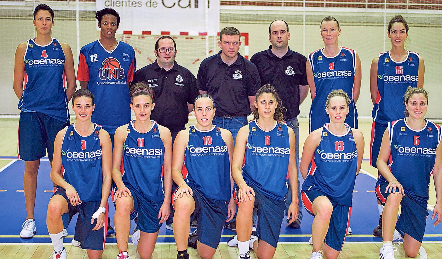 María Asurmendi, con el 10 en la fila de abajo, en el Obenasa del 2010 con César Rupérez (cuarto, arriba), y Aitor Alonso (quinto, arriba)