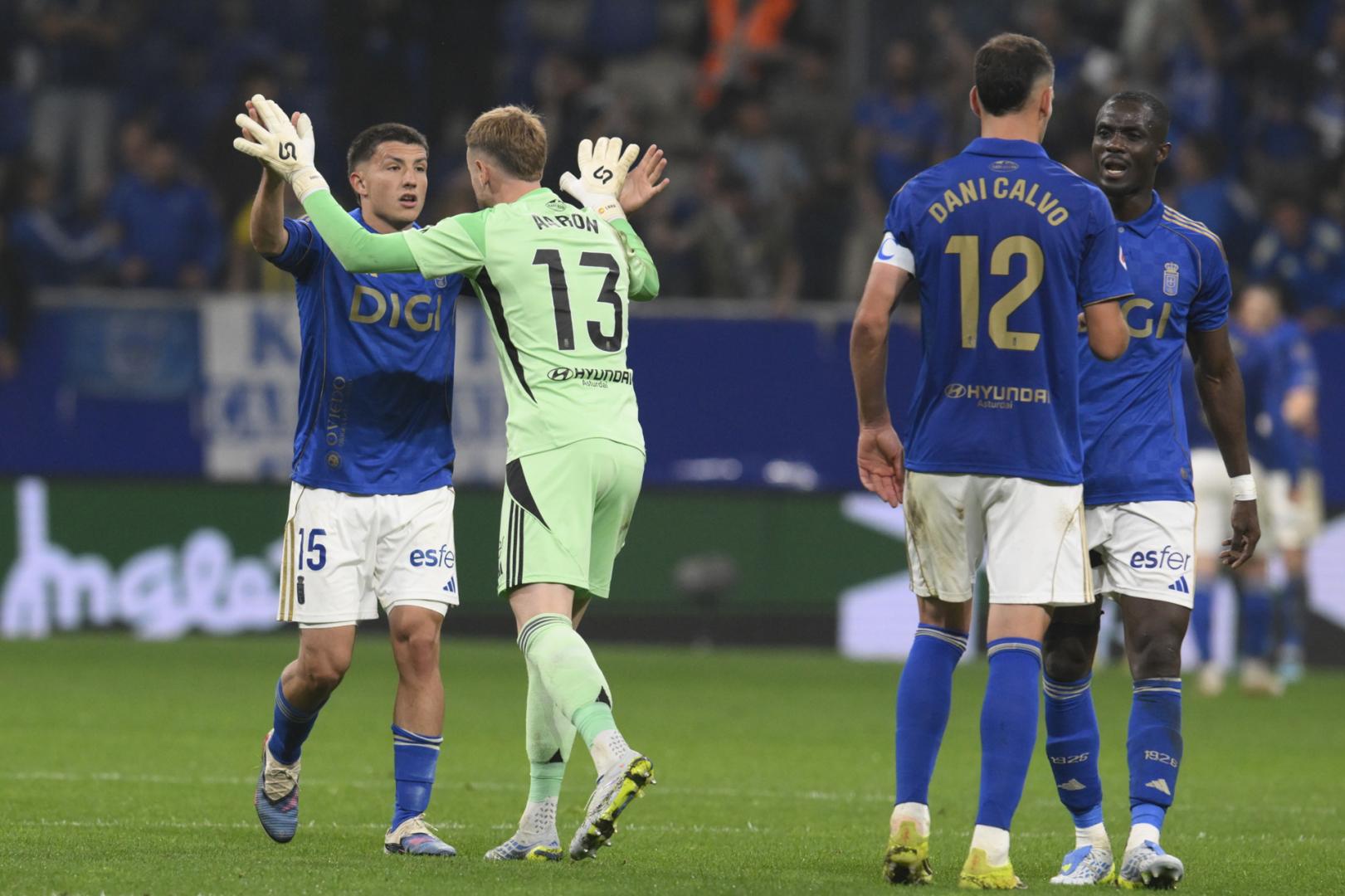 Los jugadores del Oviedo celebran el 1-1 ante el Villarreal