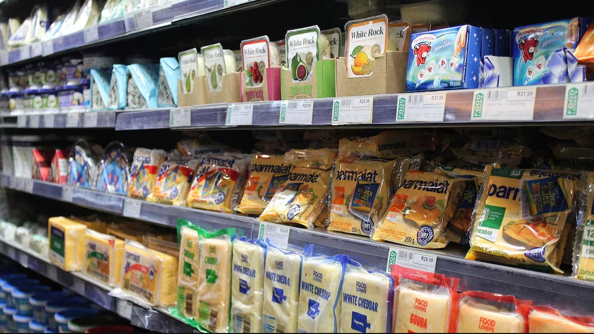 Una estantería de quesos de un supermercado