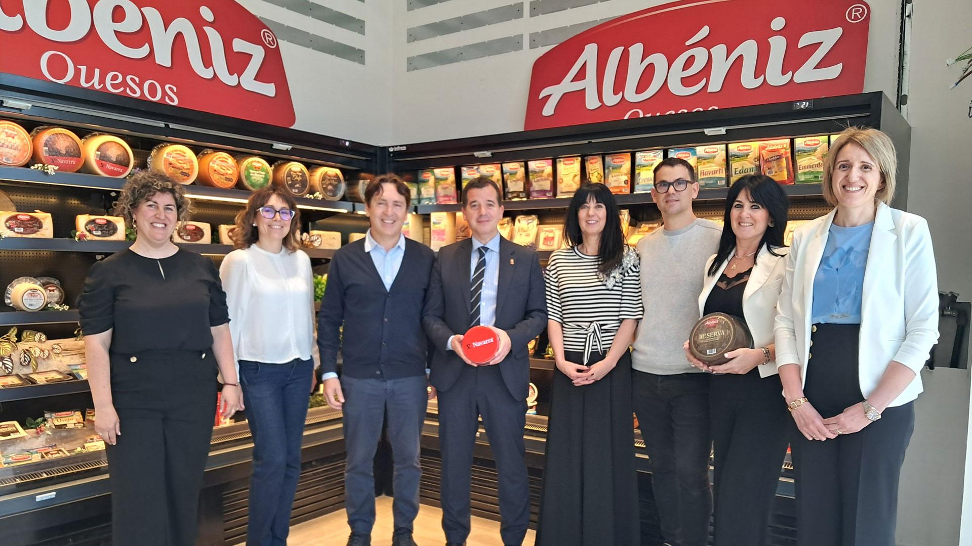 De izquierda a derecha: Irene Checa (responsable Dpto. Financiero), Patricia Garnica (responsable Dpto. Calidad), Ramón Pérez de Albéniz (directivo), Mikel Irujo Amezaga (consejero), Erkuden Elbusto (responsable Dpto. Administración), Gorka Pérez de Albéniz (directivo), Sandra Pérez (responsable Dpto. Comercial) y Jaione Oraá (responsable Dpto. RRHH)