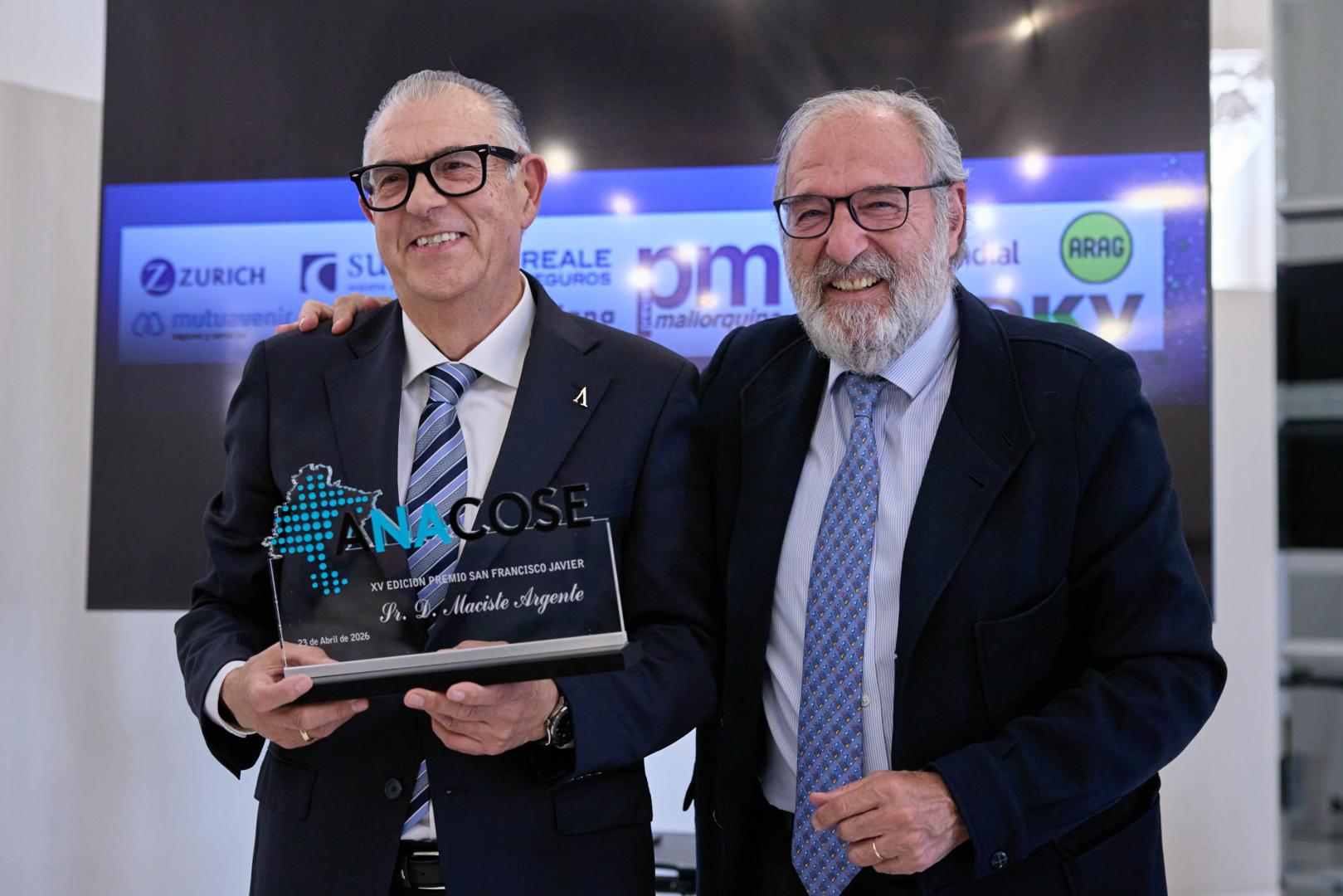 Maciste Argente (premiado) recibió el premio de manos de Alejandro Izúzquiza (exdirector