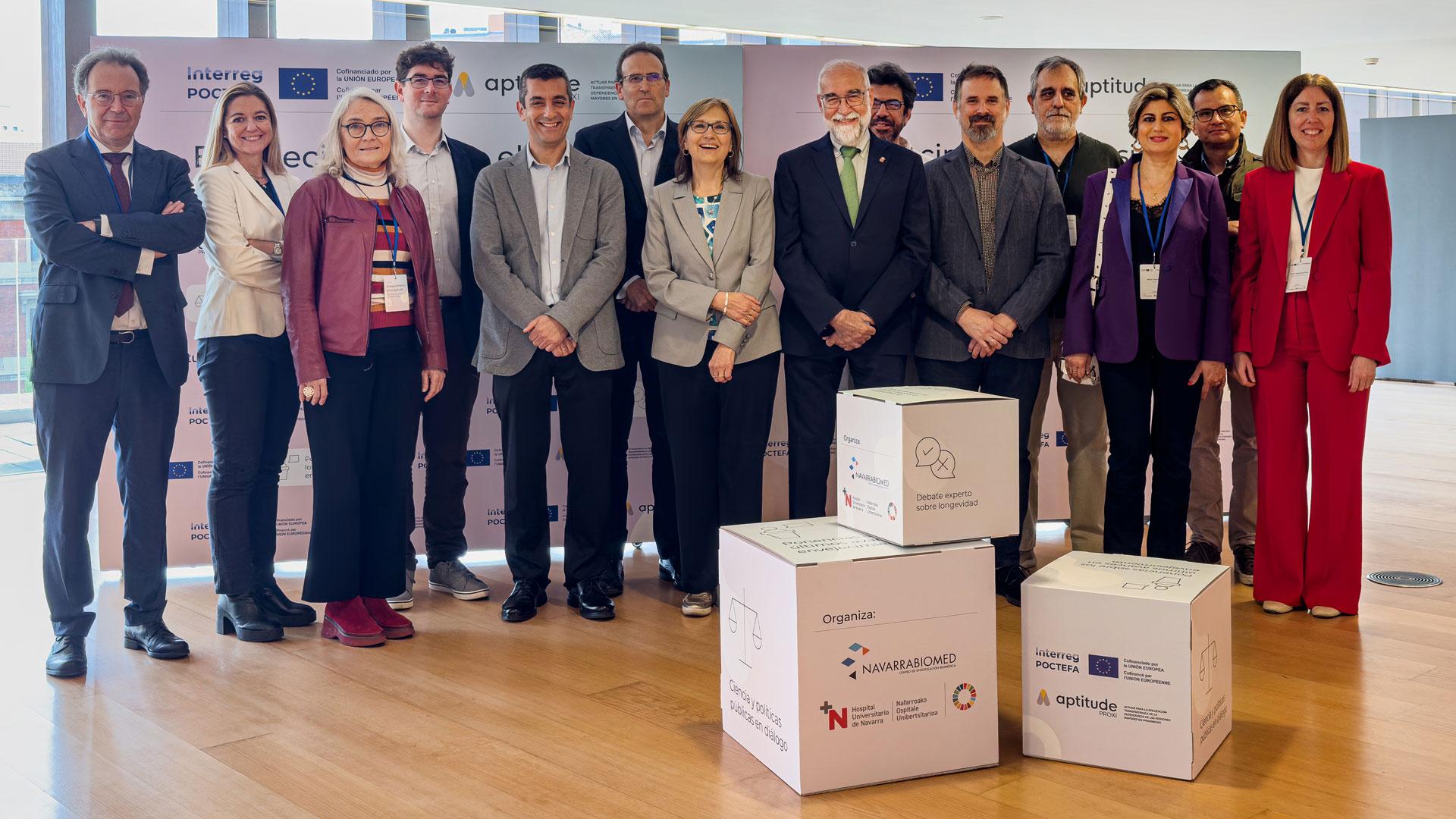 El consejero Domínguez y Marina Pollán, directora del Instituto de Salud Carlos III, junto con  el resto de ponentes de la jornada