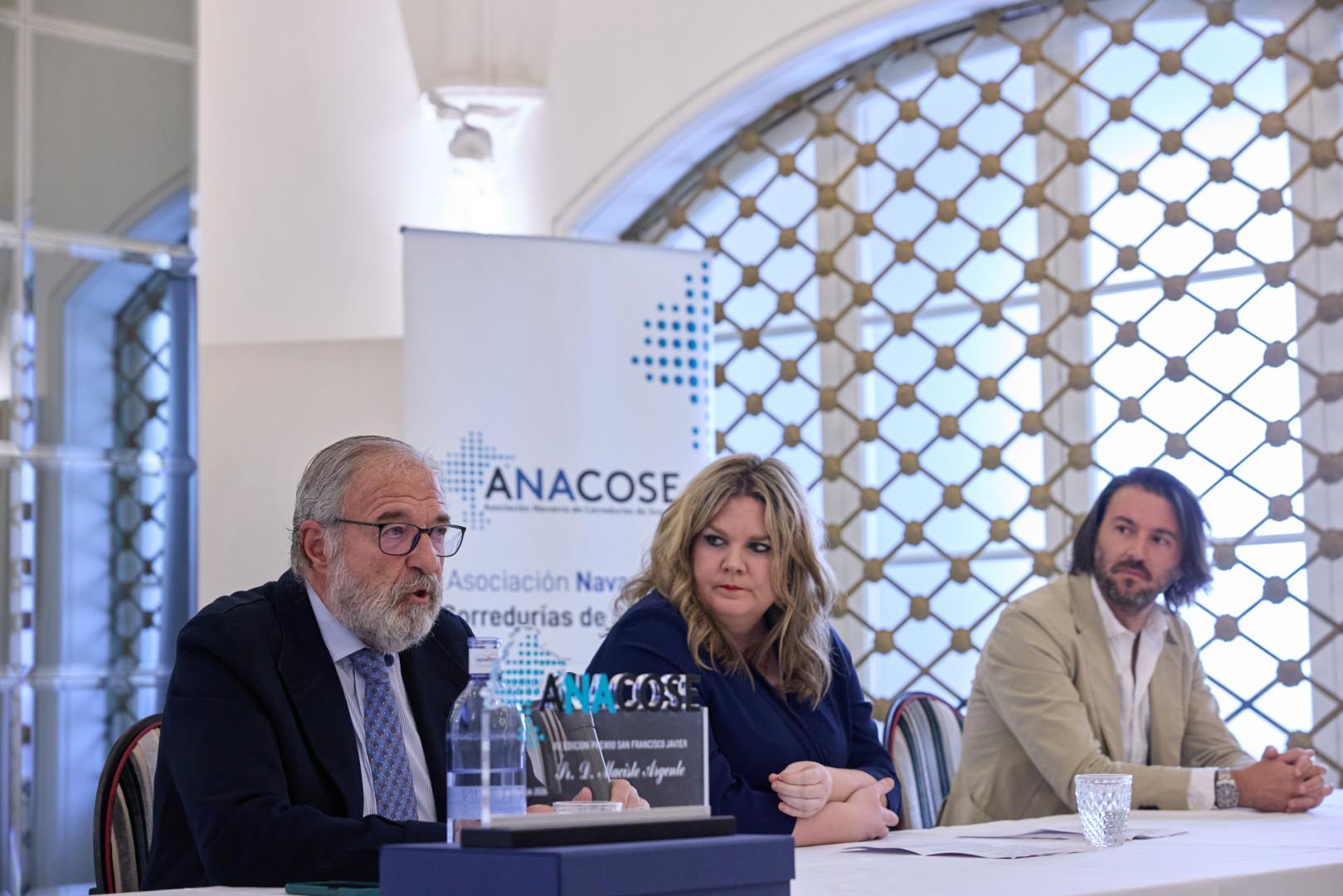 Desde la izquierda, Alejandro Izúzquiza, Ana Suecun y