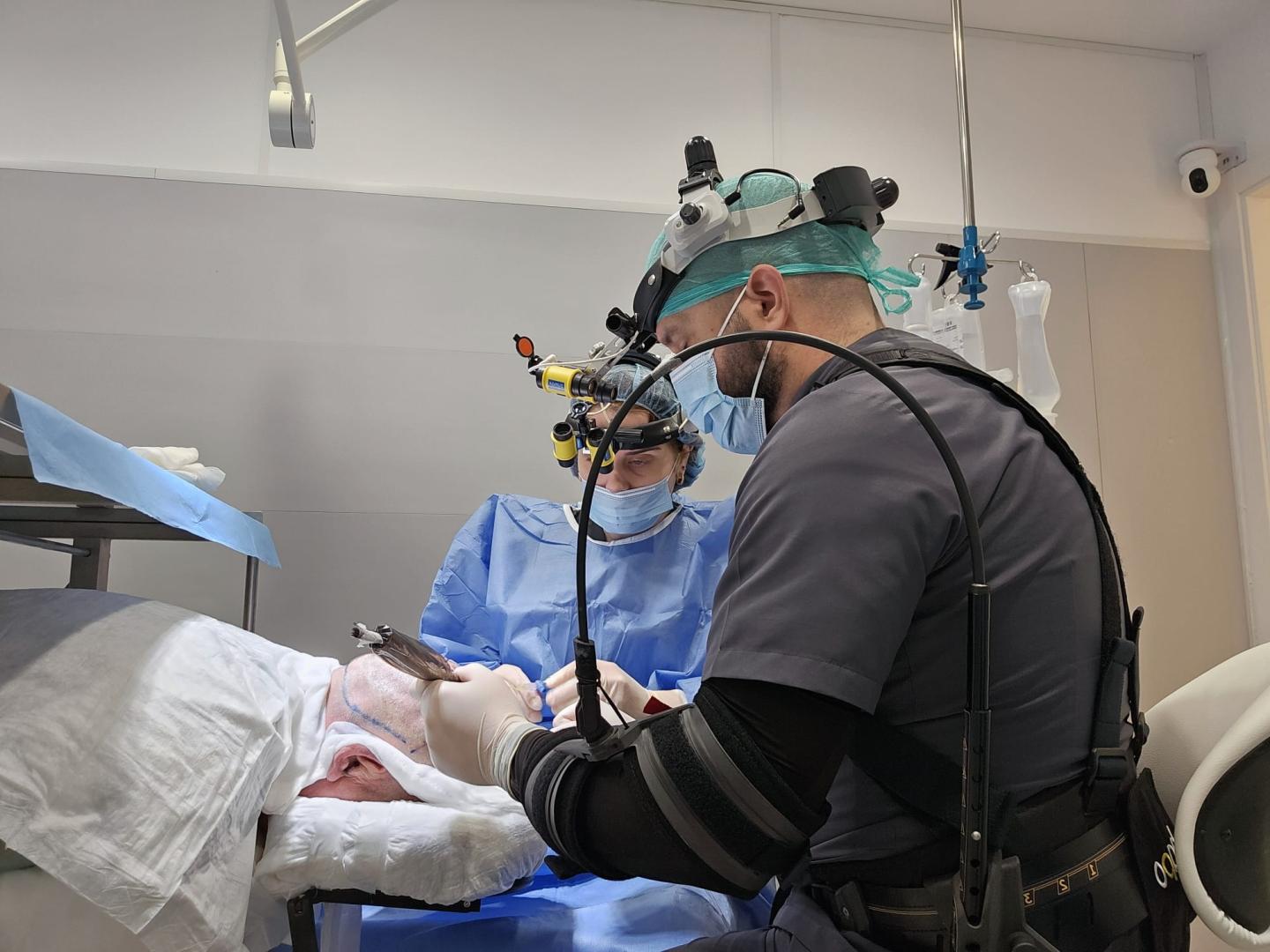 Injerto capilar con una de las innovaciones de Triquos Medical: exoesqueletos que previenen la fatiga de los médicos para una mayor seguridad del paciente.