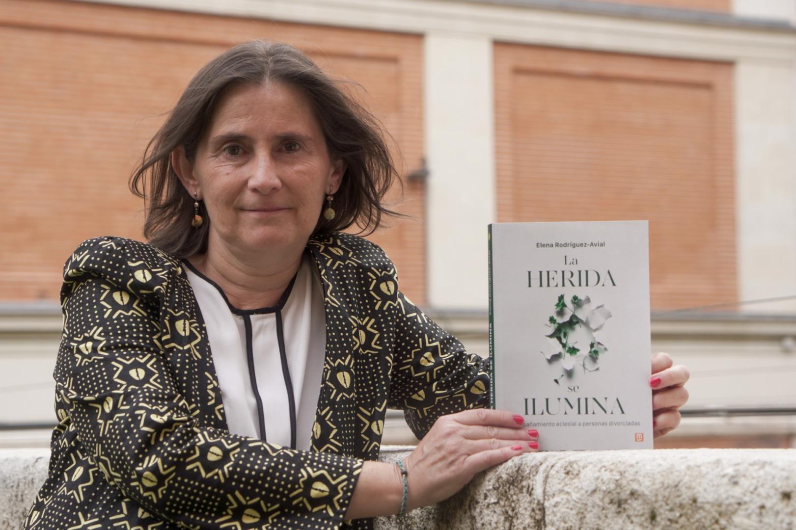 La periodista Elena Rodríguez-Avial (Madrid, 1974) presentará su libro 'La herida se ilumina' el 29 de abril en el colegio San Ignacio (Jesuitas) de Pamplona.