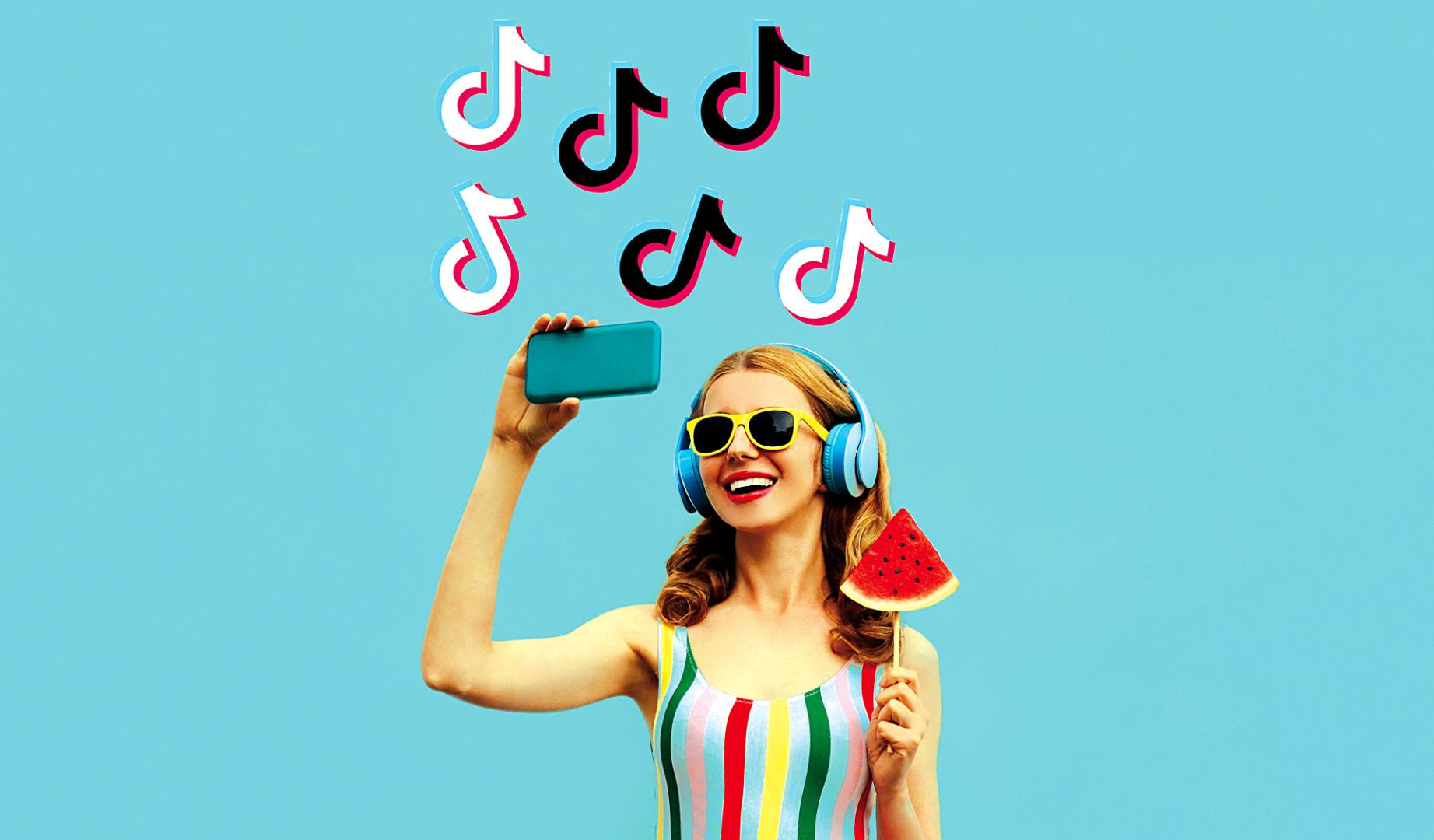 Imagen de una joven escuchando música rodeada del loootipo de TikTok