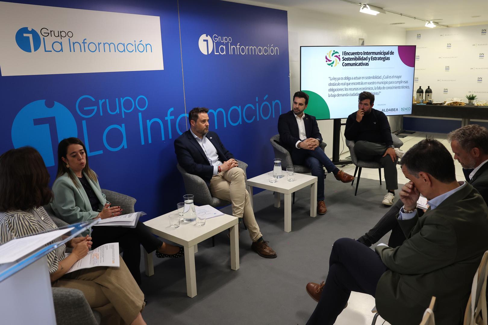 MESA REDONDA DE ALCALDES. Desde la izda: María Lecumberri (Barañáin), Alejandro Toquero (Tudela), Jon Gondán (Zizur Mayor) y Alejandro López (Orkoien)