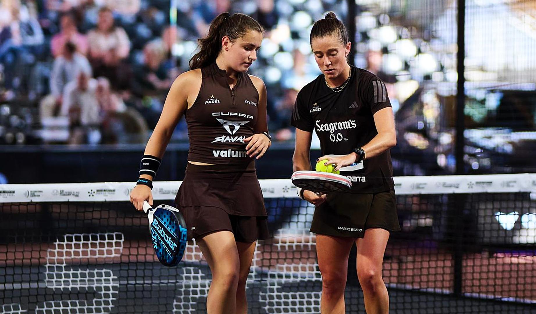 Martina Calvo y Marta Ortega conversan durante el encuentro de cuartos del Bruselas P2 2026