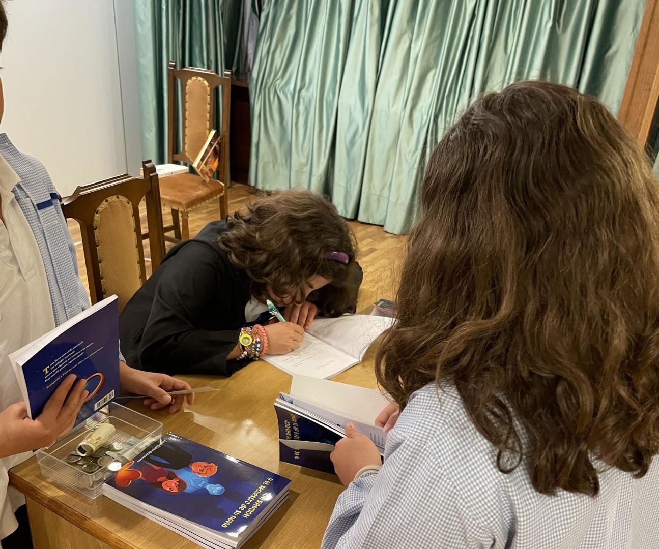 Presentación del libro en el colegio Nuestra Señora del Huerto de Pamplona, donde Lucía estudia
